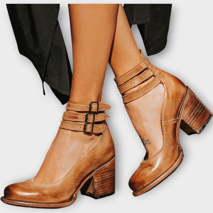 Batai su daugybe juostelių ir storu kulnu