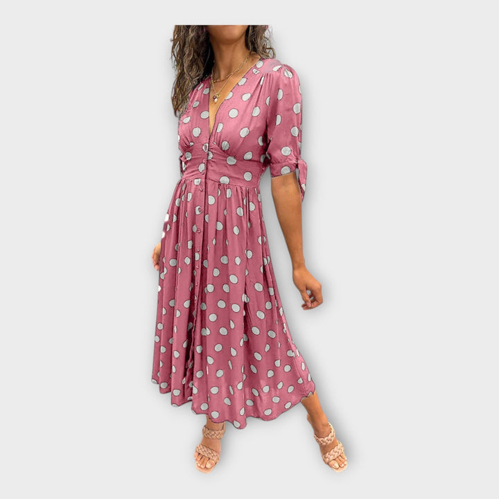 Moderniu raštu ir laikina elegantiška stilinga suknelė