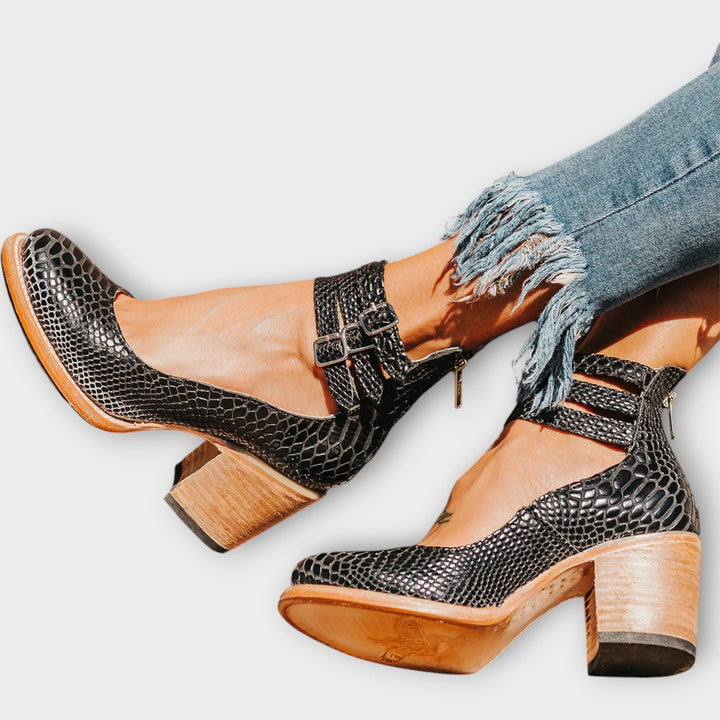 Batai su daugybe juostelių ir storu kulnu