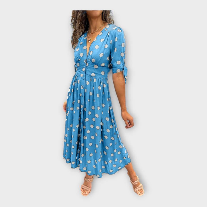 Moderniu raštu ir laikina elegantiška stilinga suknelė