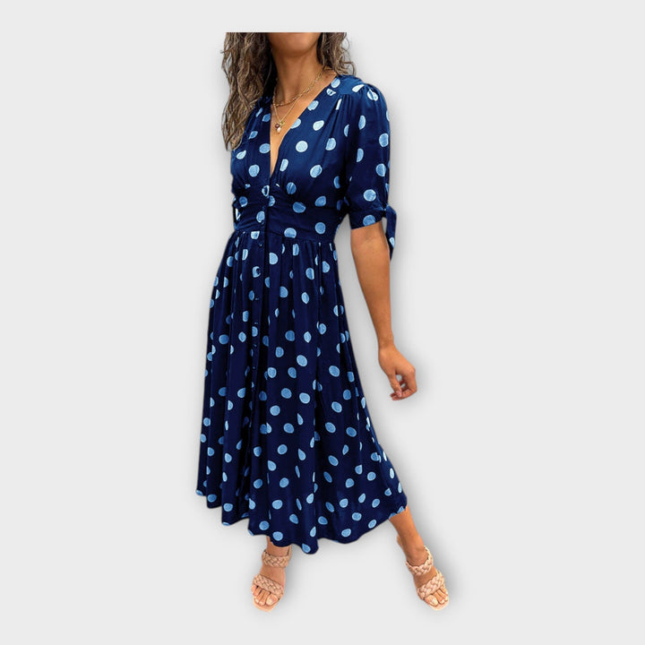 Moderniu raštu ir laikina elegantiška stilinga suknelė