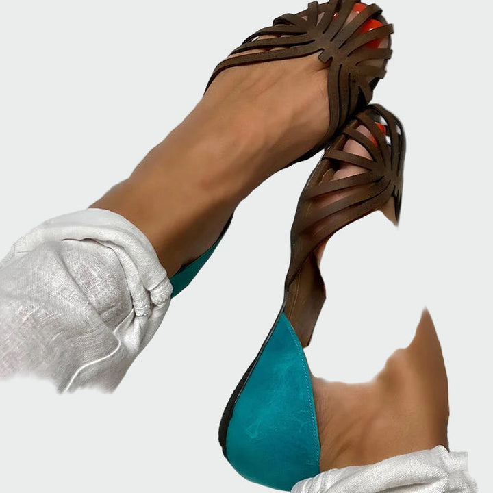 Sandalai su išpjovomis ir dviejų spalvų akcentu