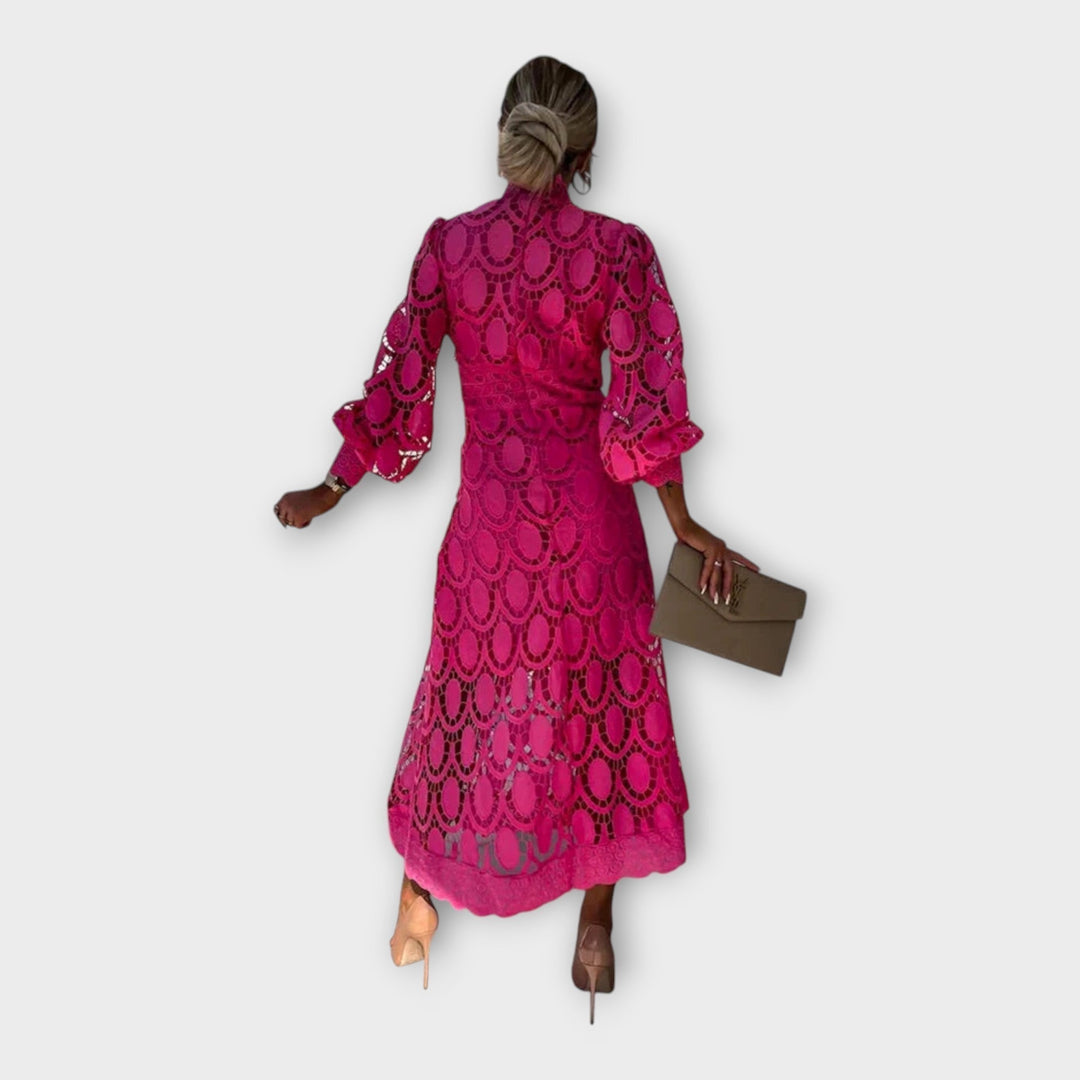 Išskirtinė nėrinių suknelė su elegantišku dizainu