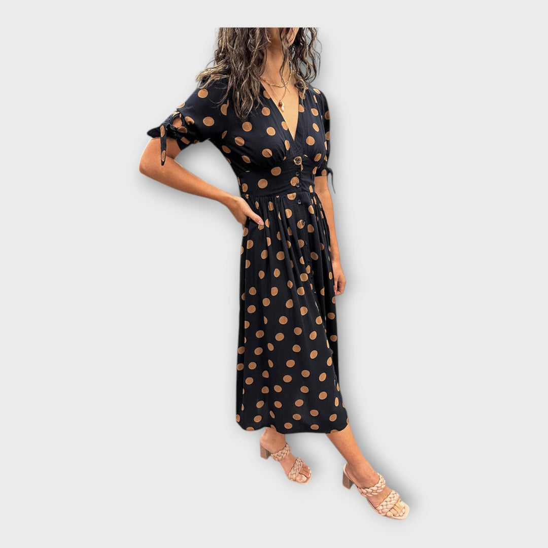 Moderniu raštu ir laikina elegantiška stilinga suknelė