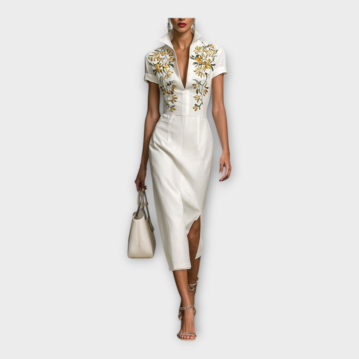 Rafinuota siuvinėta detalė turinti suknelė