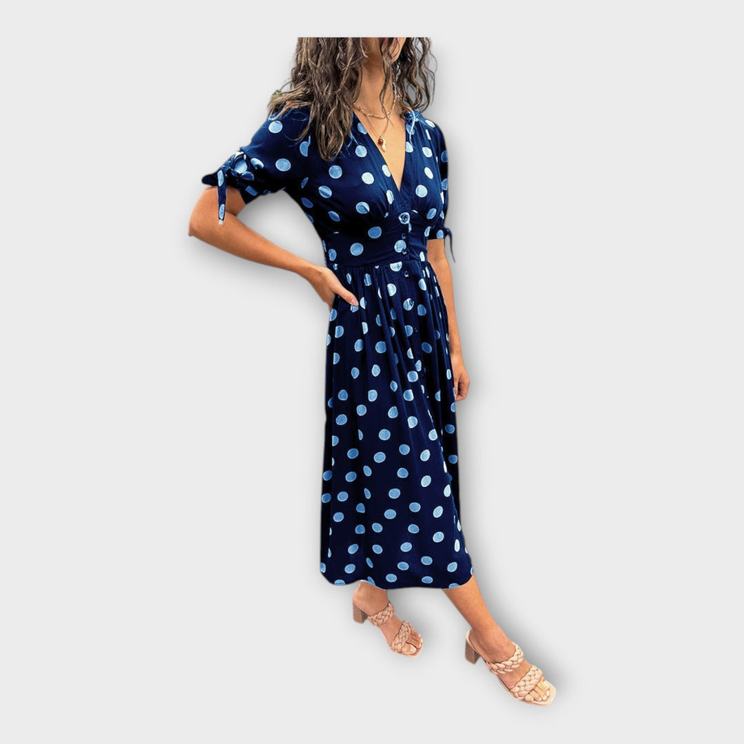 Moderniu raštu ir laikina elegantiška stilinga suknelė