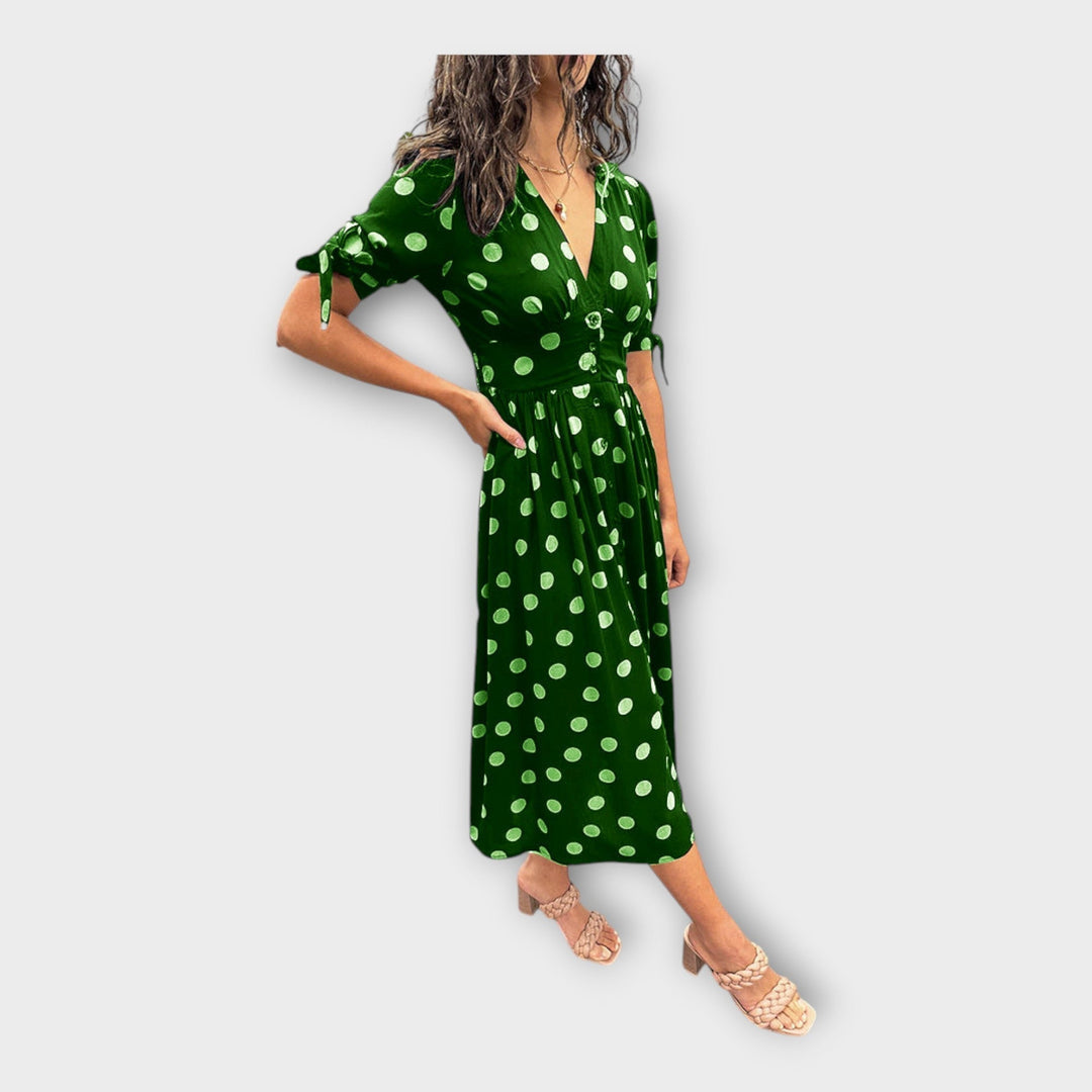 Moderniu raštu ir laikina elegantiška stilinga suknelė