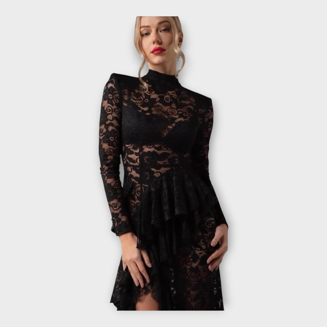 Asimetrinė nėrinių suknelė su išskirtiniu dizainu