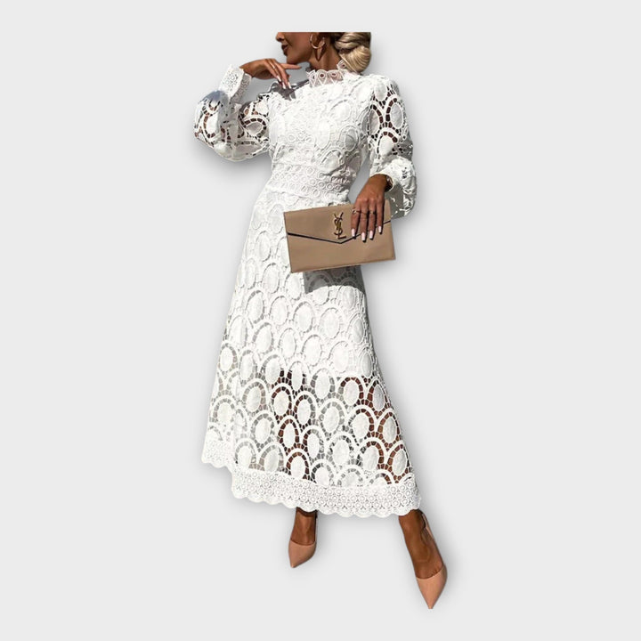 Išskirtinė nėrinių suknelė su elegantišku dizainu