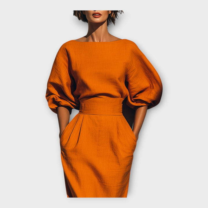 Stiling a suknelė su rafinuotu dizainu ir minimalistine estetika