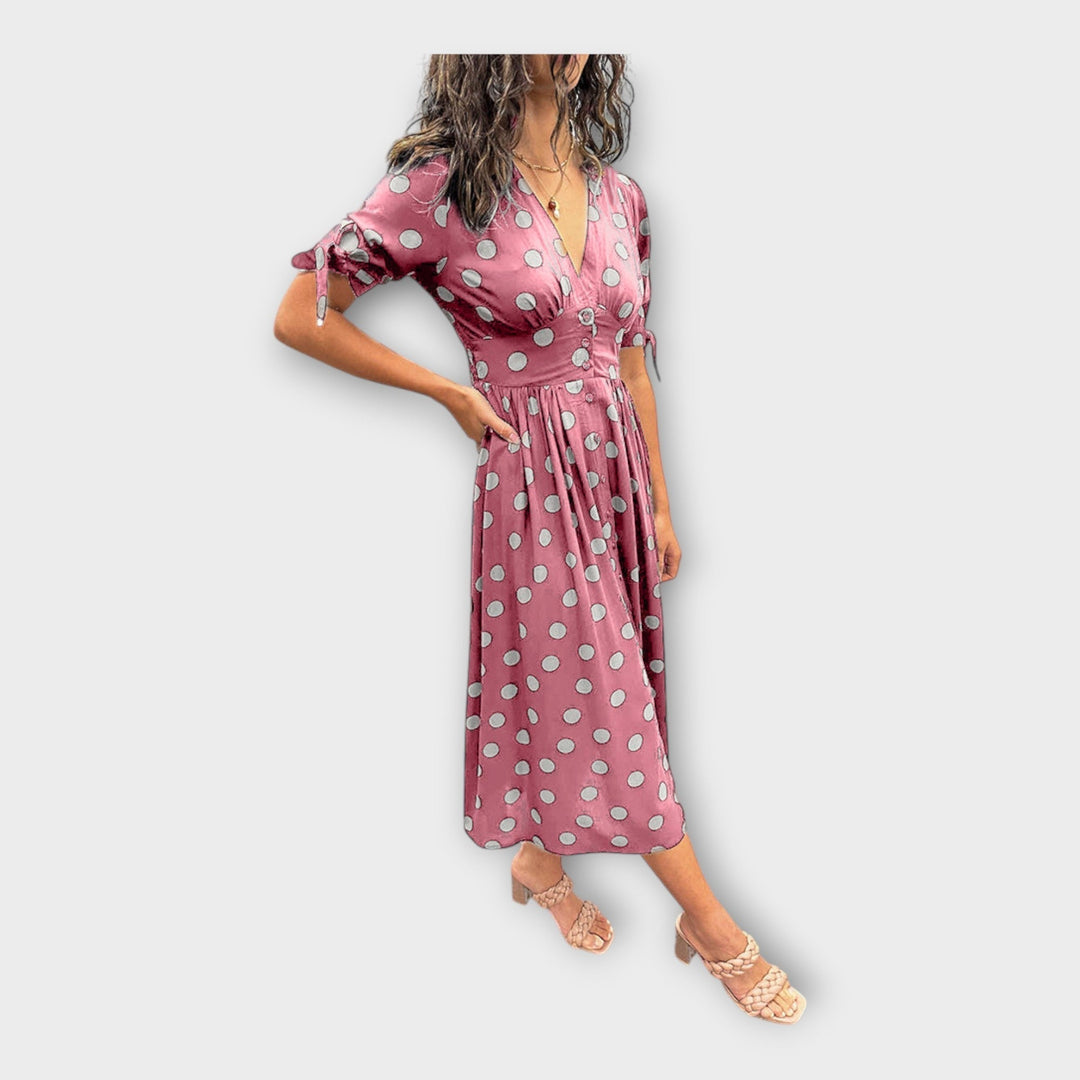 Moderniu raštu ir laikina elegantiška stilinga suknelė