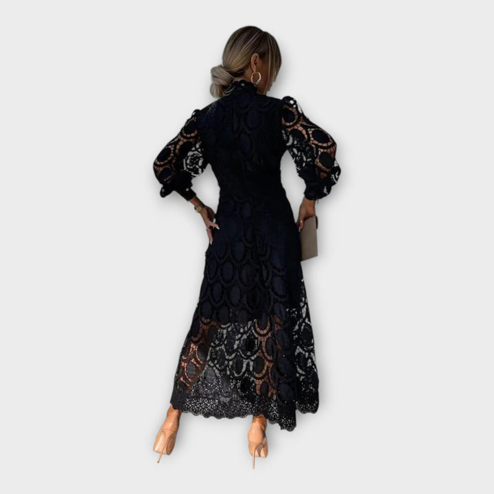 Išskirtinė nėrinių suknelė su elegantišku dizainu