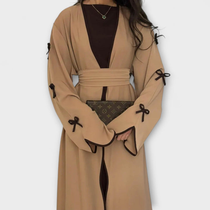 Stilingas Kardiganas ir Suknelė su Dryžuota Dekoracija