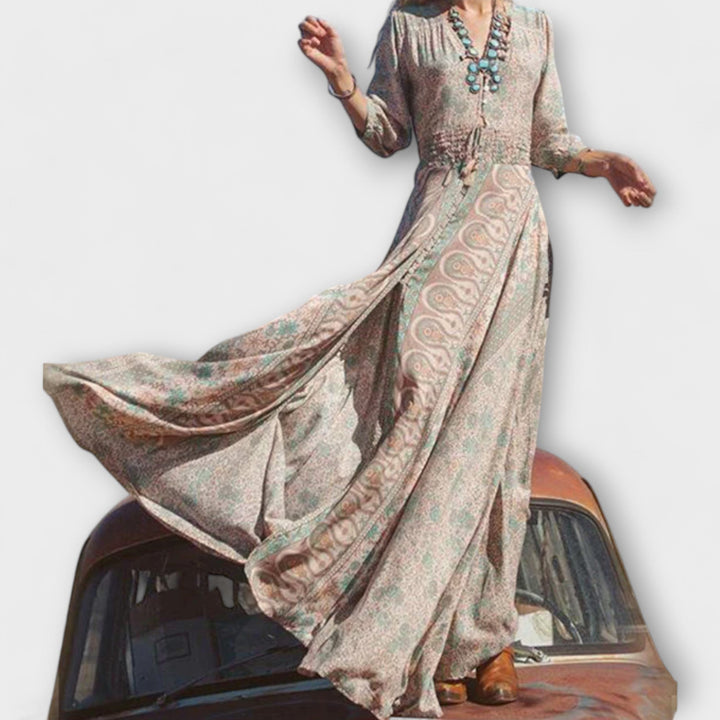 Ilga suknelė švelnaus bohemiško stiliaus