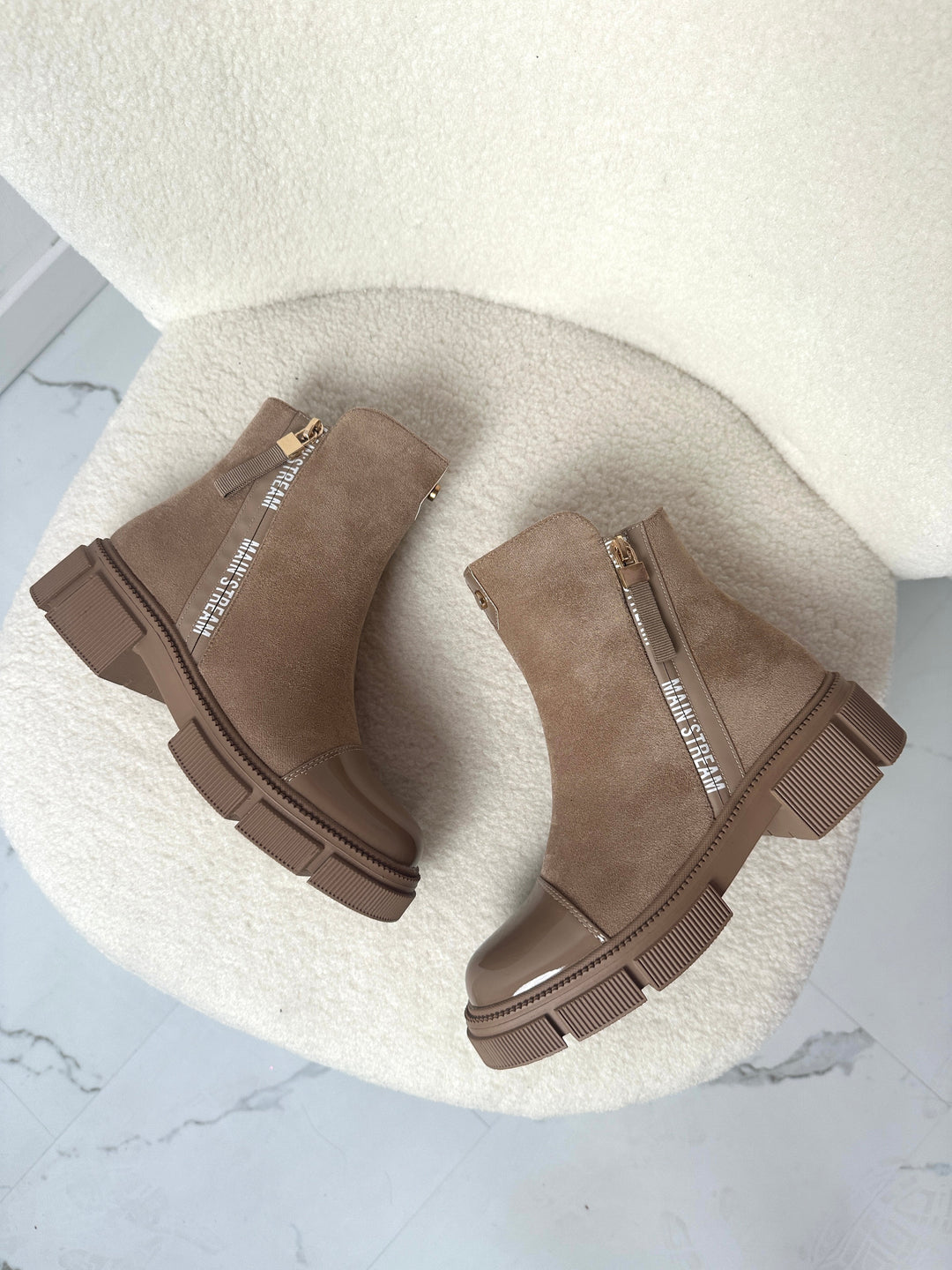 Paprasti pilkšvai rudi batai