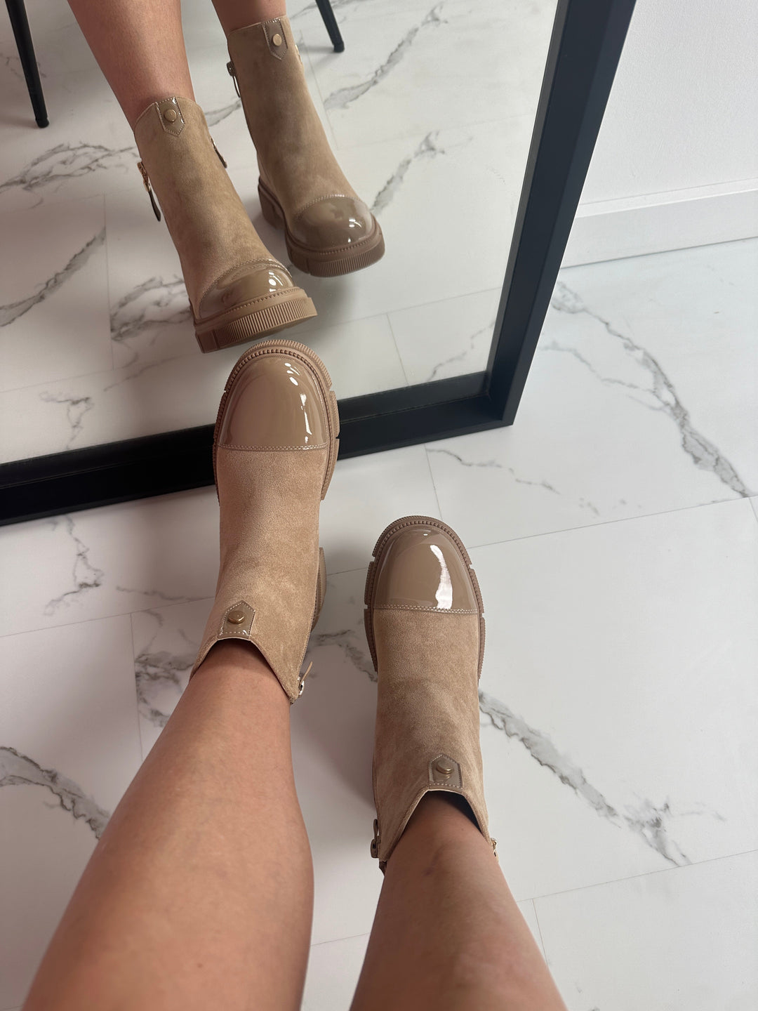 Paprasti pilkšvai rudi batai