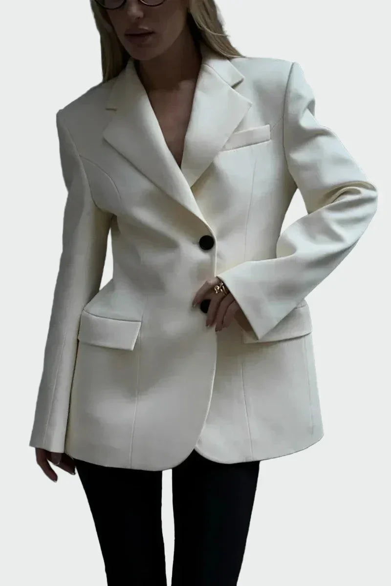 Švarkas su Įspūdinga Linija ir Mygtukai