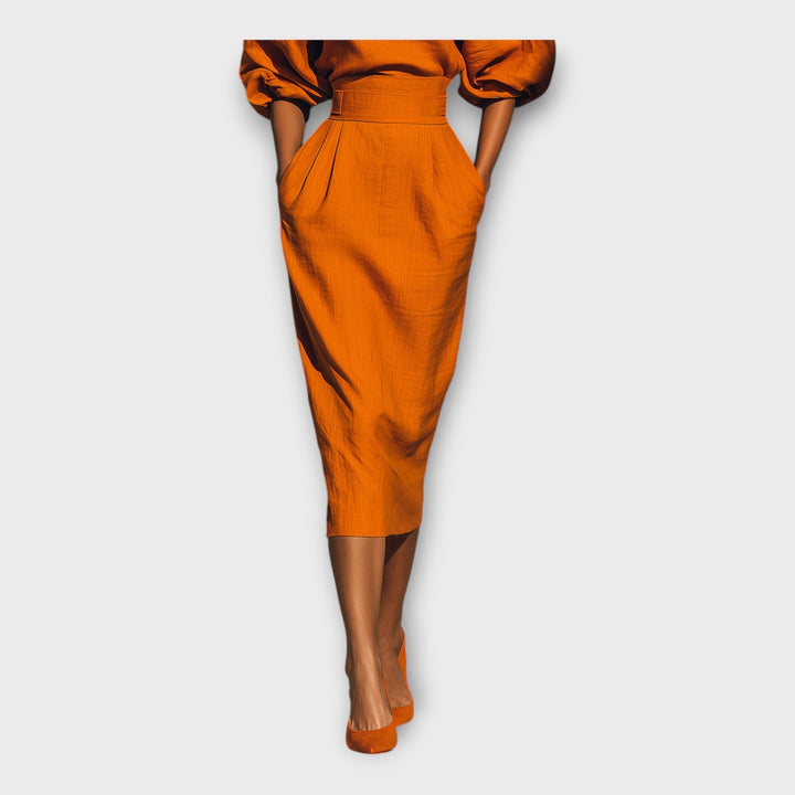 Stiling a suknelė su rafinuotu dizainu ir minimalistine estetika