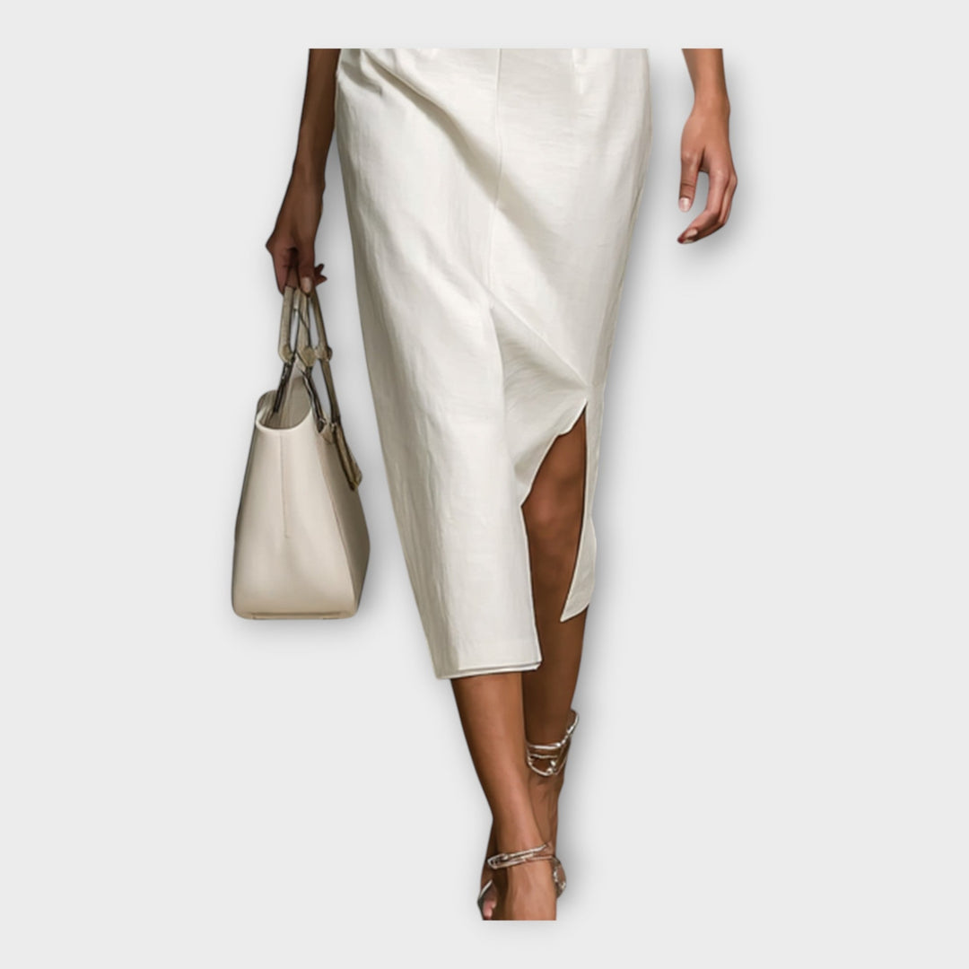 Rafinuota siuvinėta detalė turinti suknelė