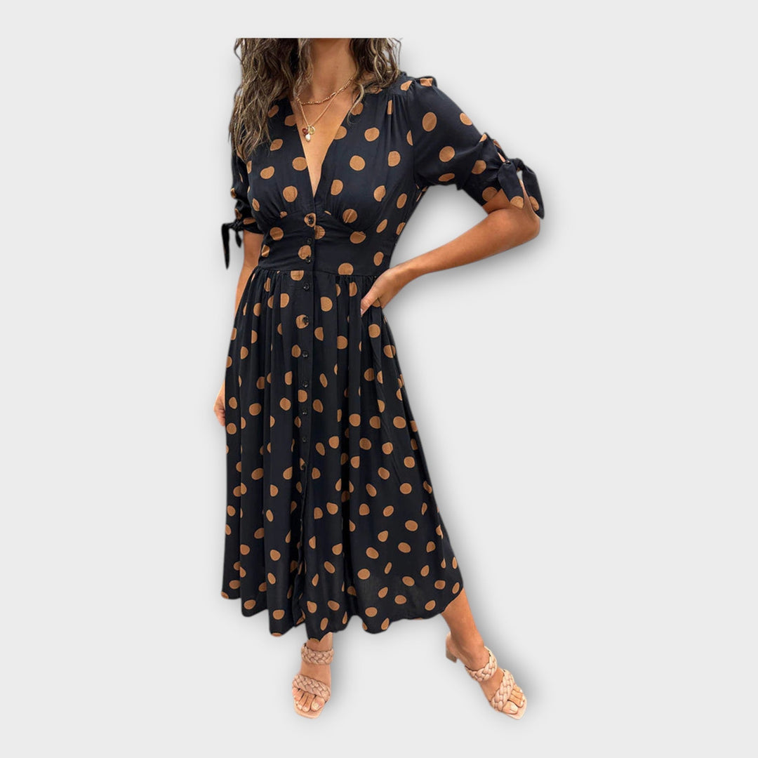 Moderniu raštu ir laikina elegantiška stilinga suknelė