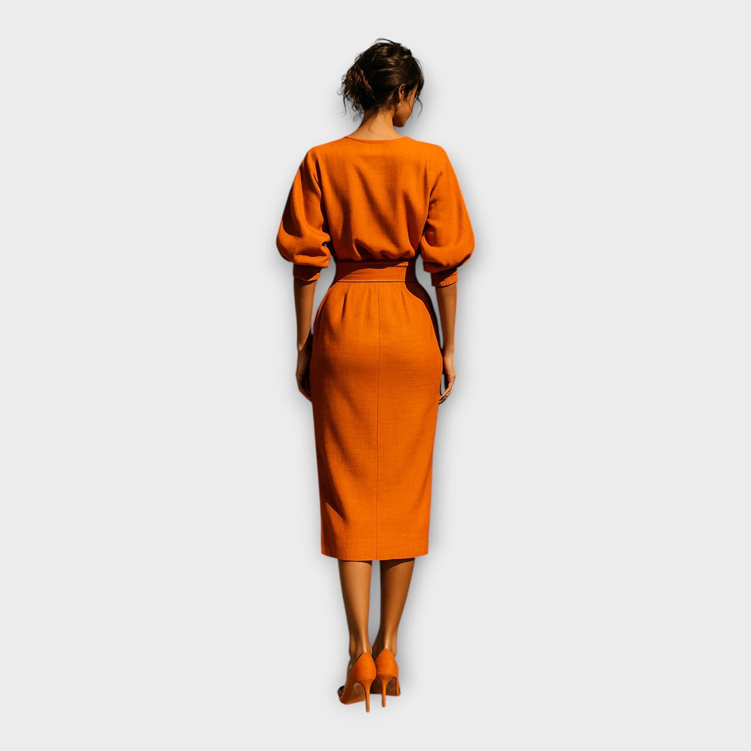 Stiling a suknelė su rafinuotu dizainu ir minimalistine estetika