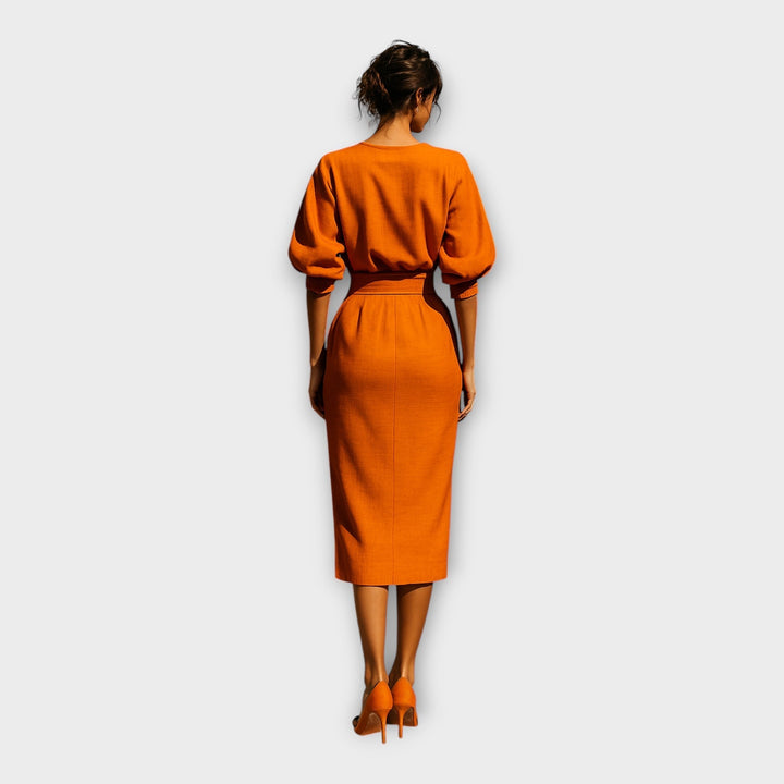 Stiling a suknelė su rafinuotu dizainu ir minimalistine estetika