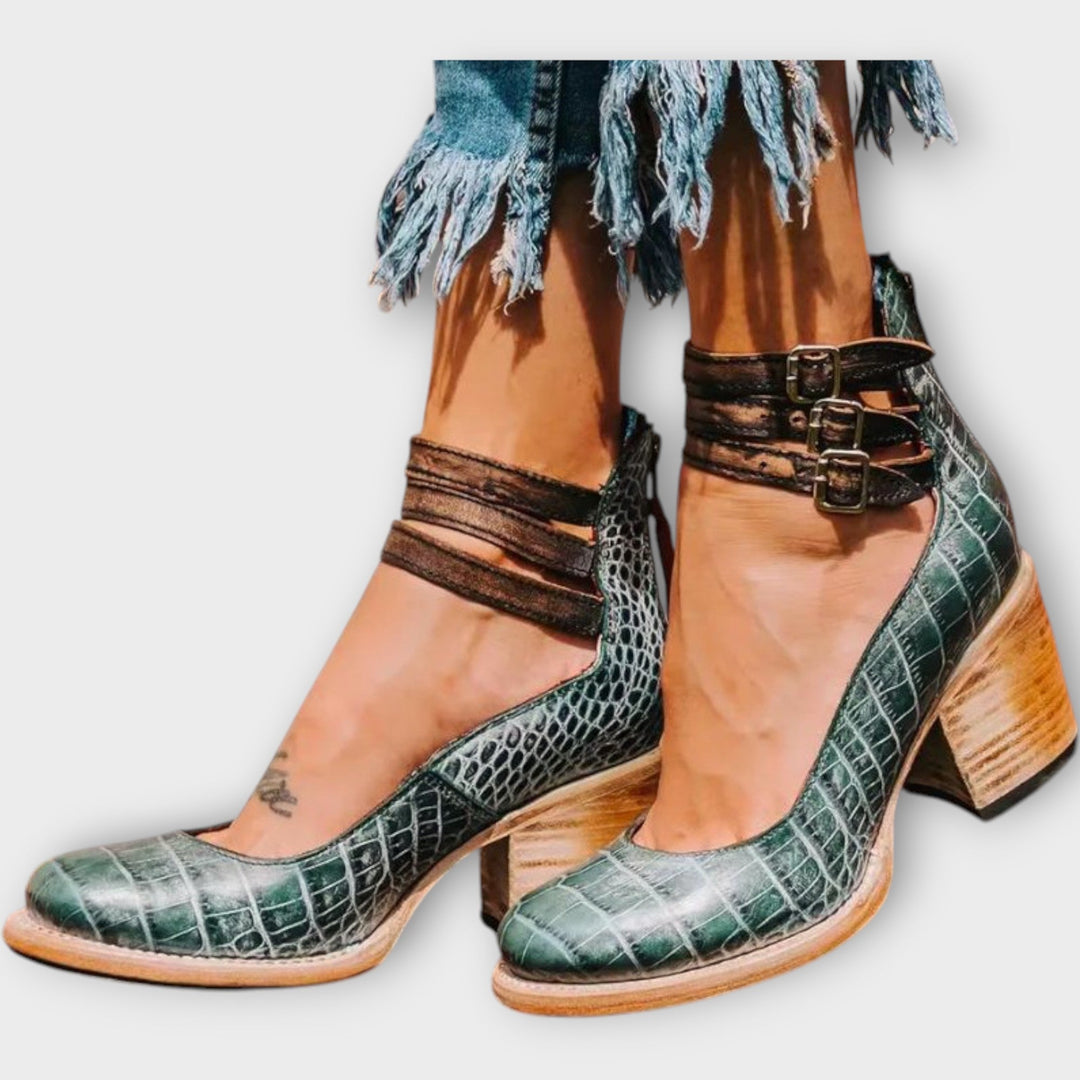 Batai su daugybe juostelių ir storu kulnu