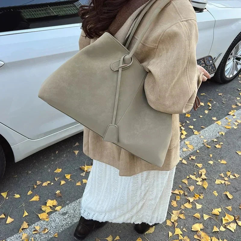 Helena - Per didelės rankinės